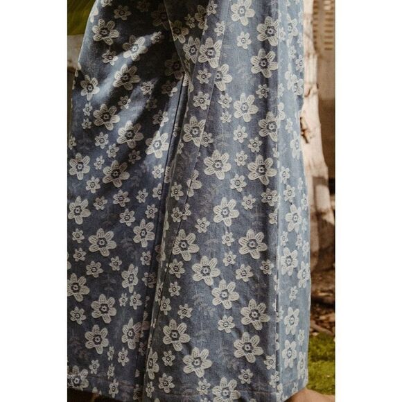 BiBi Floral Printed White Flower Texture Wide Leg Cropped Blue Jeans Sz Medium - Picture 3 of 11